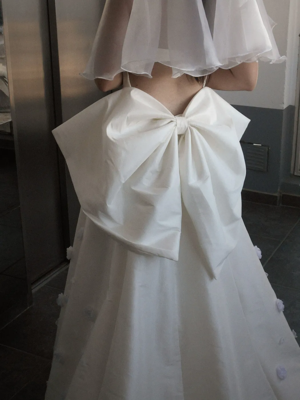 Elegantes Brautkleid mit großer Schleife am Rücken